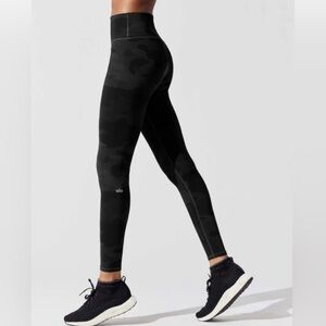 Alo Yoga High-Waist Vapor Leggings in Black Camo XS NWOT